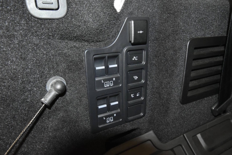 2023 Land Rover Discovery P300 S AWD 4dr SUV, Azul, Mileage: 49,700 - photo 34