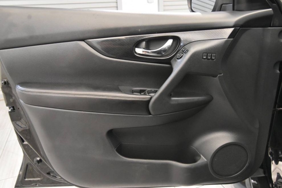 2019 Nissan Rogue SV, Black, Mileage: 27,348 - photo 12