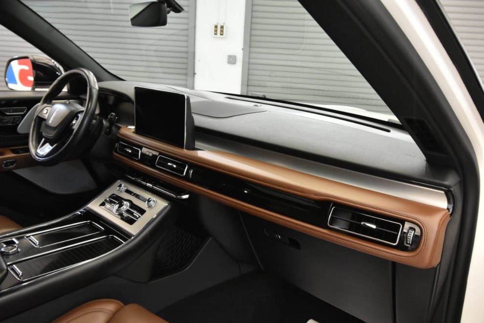 2020 Lincoln Aviator Reserve AWD 4dr SUV, White, Mileage: 55,629 - photo 15