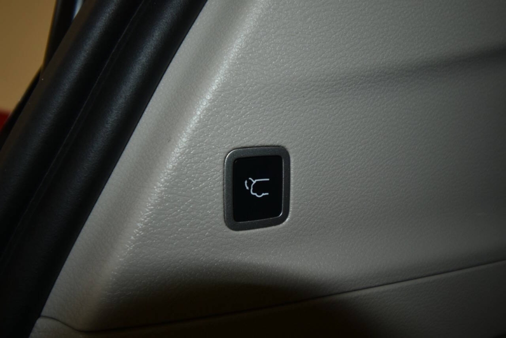 2023 Chrysler Pacifica Touring L AWD 4dr Mini Van, White, Mileage: 102,147 - photo 12