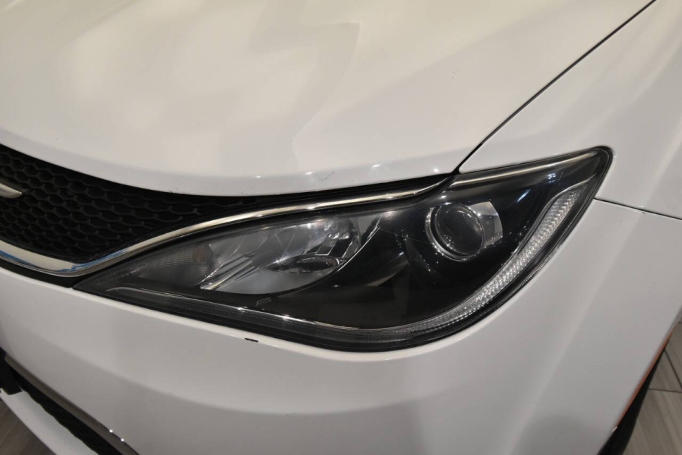 2023 Chrysler Pacifica Touring L AWD 4dr Mini Van, White, Mileage: 102,147 - photo 6