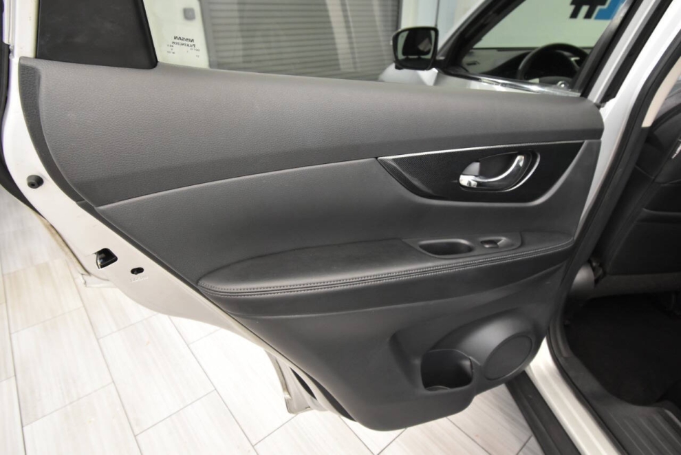 2016 Nissan Rogue SL, Silver, Mileage: 61,947 - photo 12