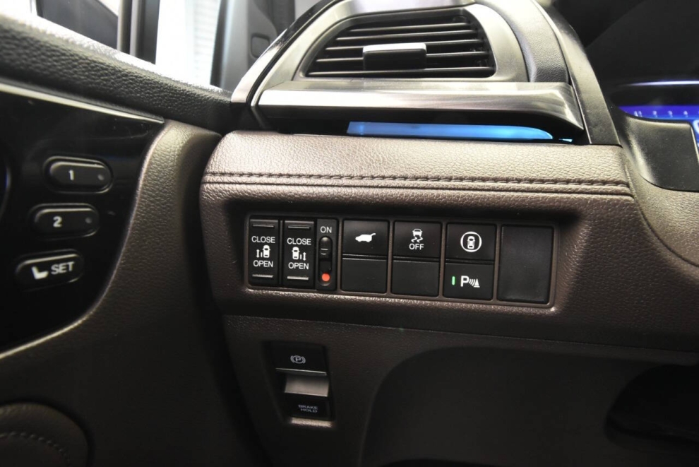 2022 Honda Odyssey Elite 4dr Mini Van, Silver, Mileage: 53,428 - photo 30