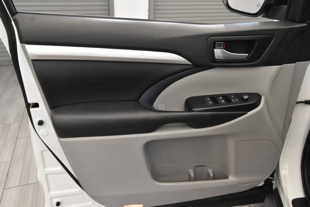 2019 Toyota Highlander XLE, White, Mileage: 105,052 - photo 11