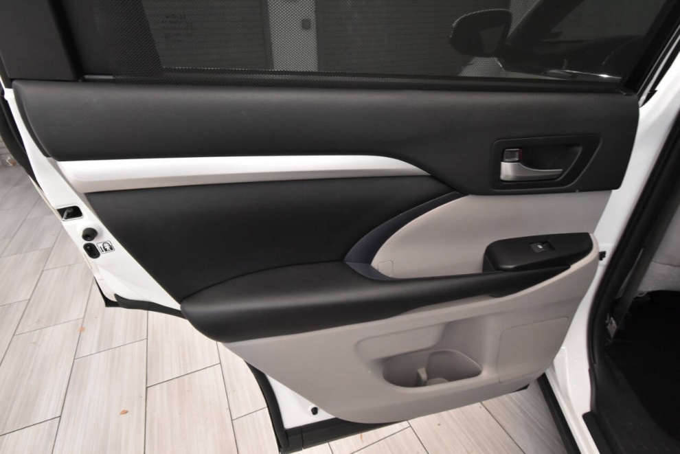 2019 Toyota Highlander XLE, White, Mileage: 105,052 - photo 13