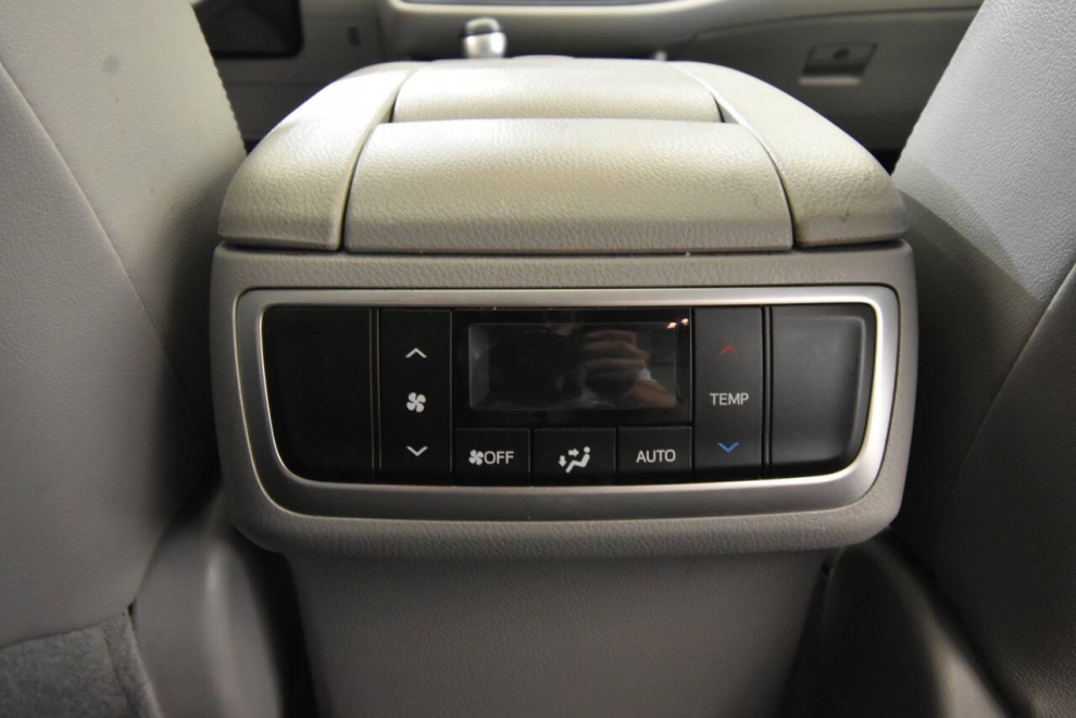 2019 Toyota Highlander XLE, White, Mileage: 105,052 - photo 18