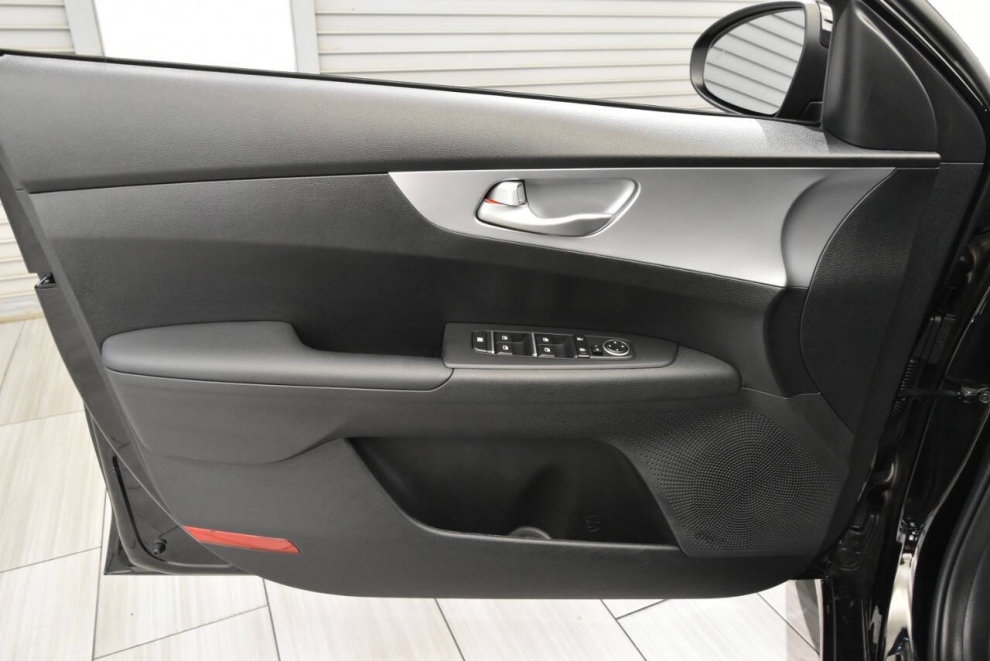 2023 Kia Forte LXS, Black, Mileage: 30,367 - photo 9