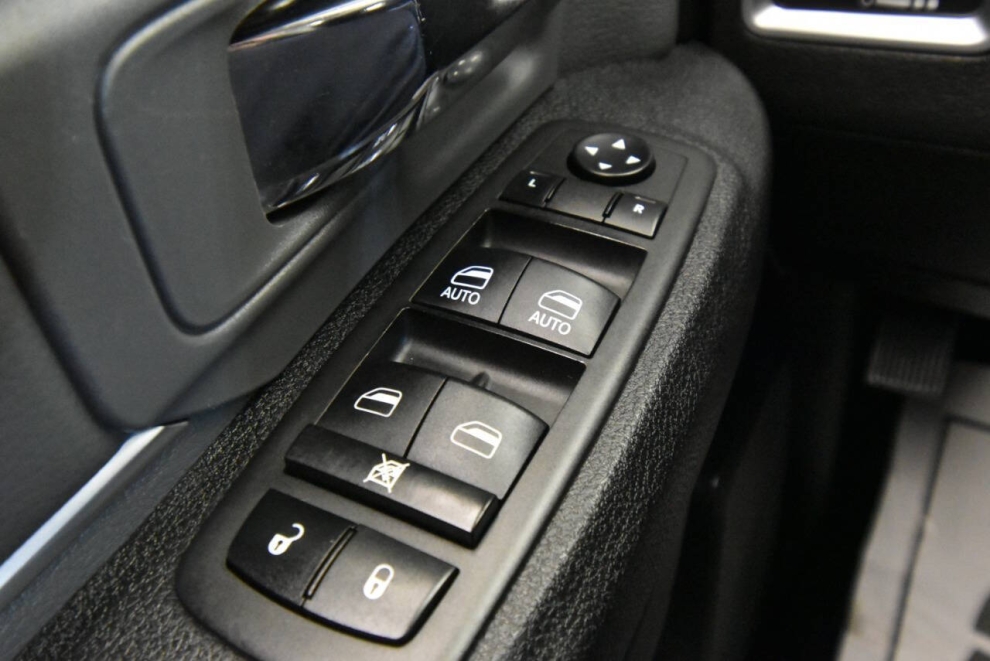 2023 RAM 1500 Classic SLT, Black, Mileage: 60,195 - photo 26