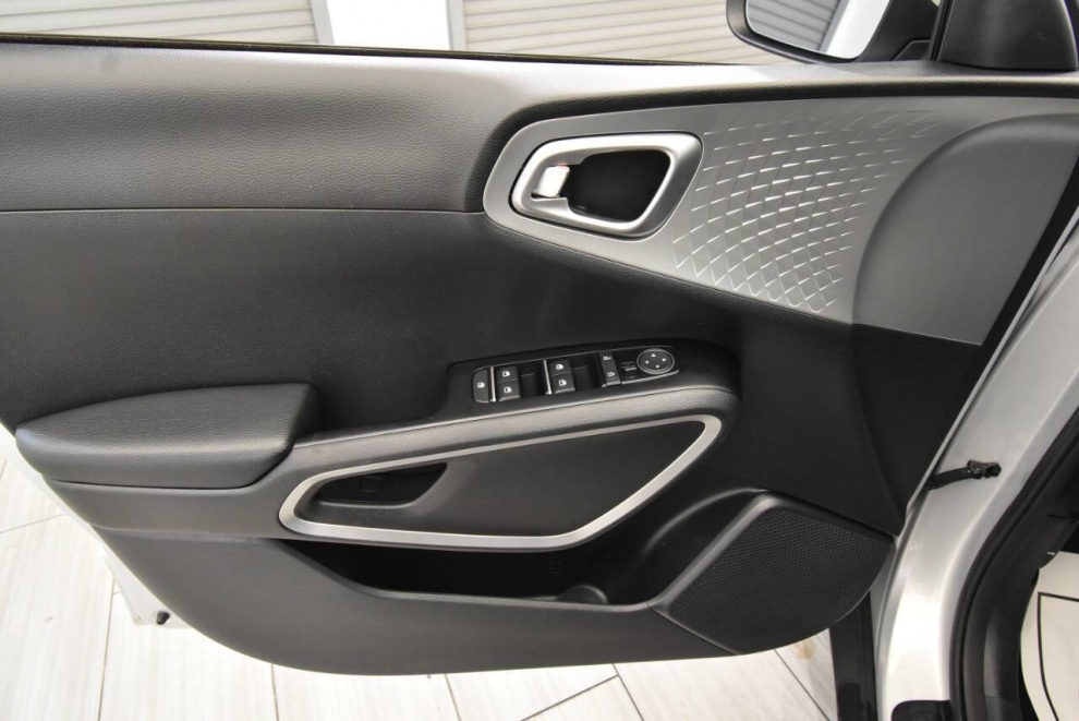 2021 Kia Soul LX, Silver, Mileage: 39,973 - photo 12