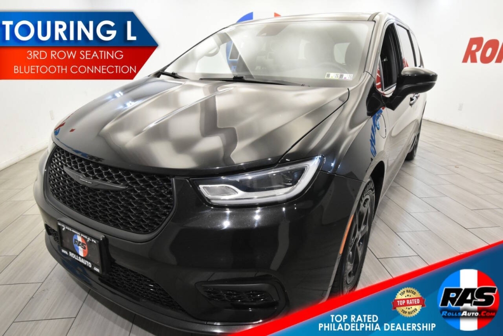 2023 Chrysler Pacifica Plug-In Hybrid Touring L 4dr Mini Van, Black, Mileage: 75,812 
