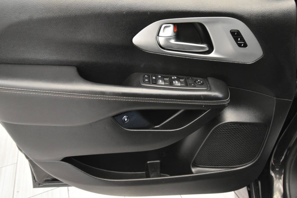 2023 Chrysler Pacifica Plug-In Hybrid Touring L 4dr Mini Van, Black, Mileage: 75,812 - photo 12