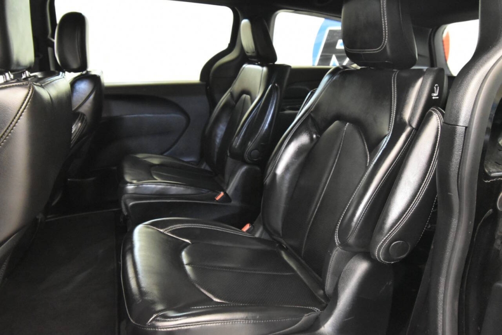 2023 Chrysler Pacifica Plug-In Hybrid Touring L 4dr Mini Van, Black, Mileage: 75,812 - photo 13