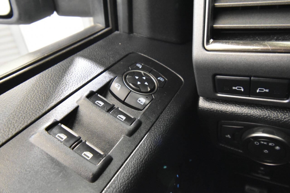 2017 Ford F-150 Raptor 4x4 4dr SuperCrew 5.5 ft. SB, Gray, Mileage: 120,225 - photo 32