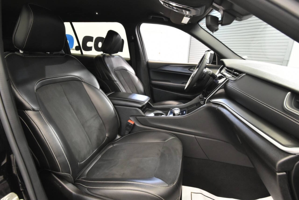 2024 Jeep Grand Cherokee L Altitude, Black, Mileage: 45,667 - photo 15