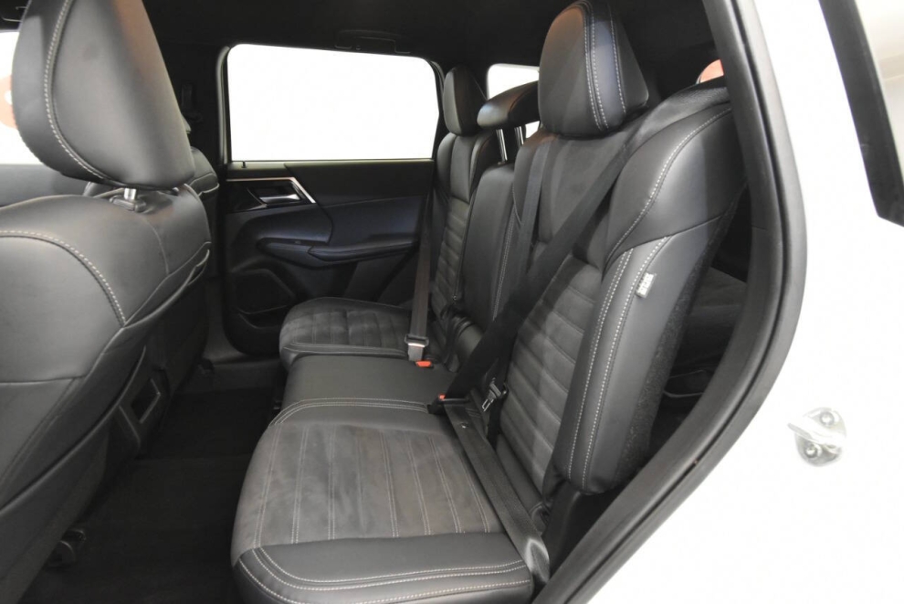 2024 Mitsubishi Outlander SE, White, Mileage: 63,350 - photo 13