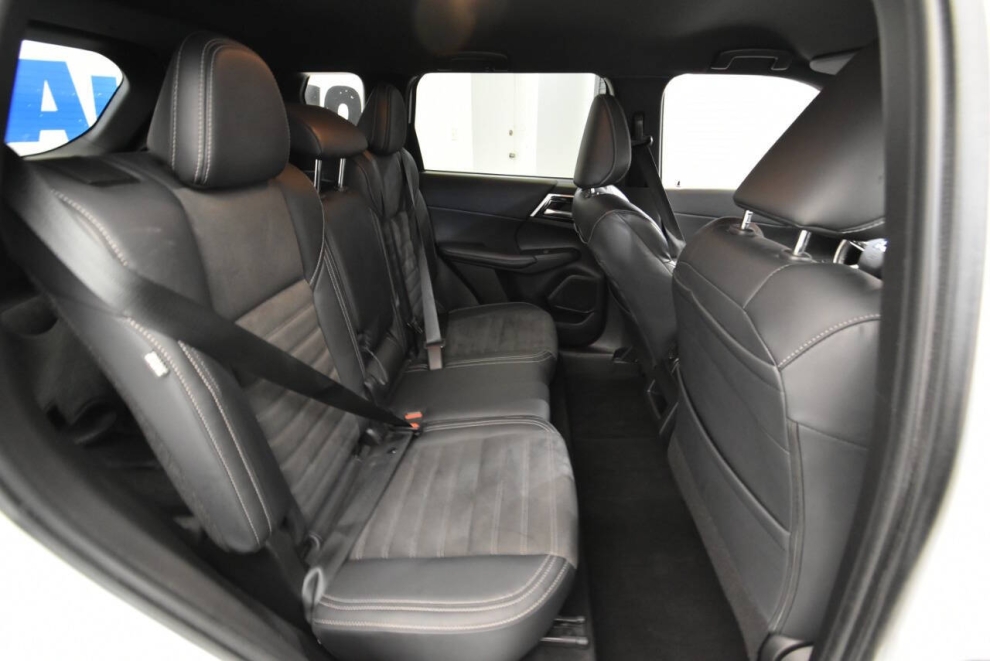 2024 Mitsubishi Outlander SE, White, Mileage: 63,350 - photo 16