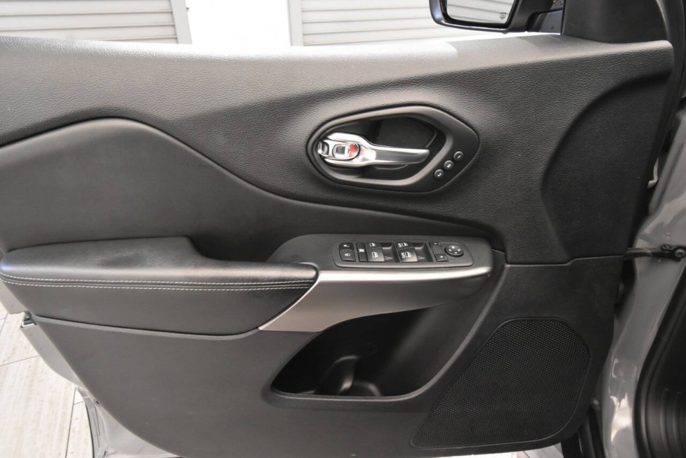 2021 Jeep Cherokee Limited 4x4 4dr SUV, Gray, Mileage: 85,308 - photo 12