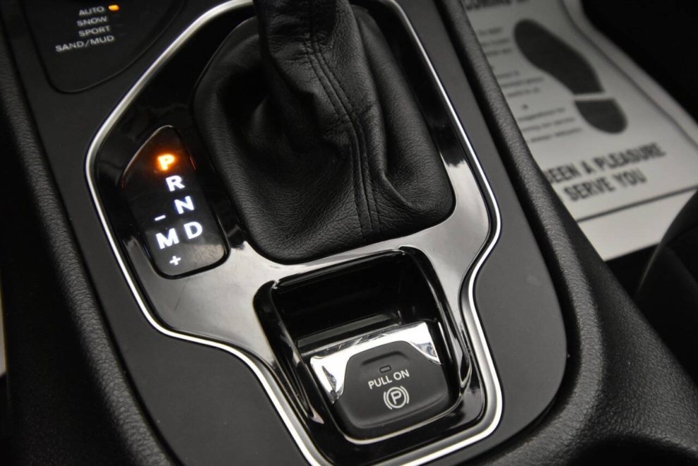 2021 Jeep Cherokee Limited 4x4 4dr SUV, Gray, Mileage: 85,308 - photo 18