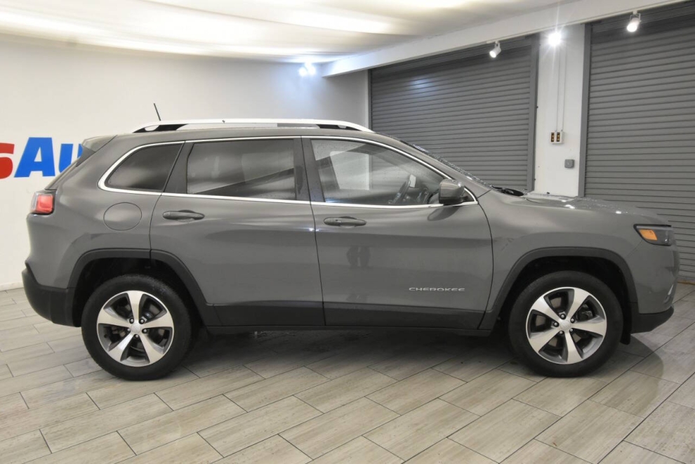 2021 Jeep Cherokee Limited 4x4 4dr SUV, Gray, Mileage: 85,308 - photo 5