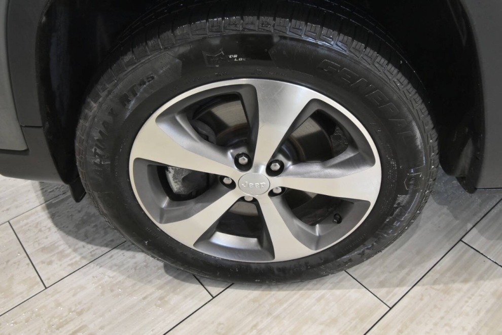 2021 Jeep Cherokee Limited 4x4 4dr SUV, Gray, Mileage: 85,308 - photo 9