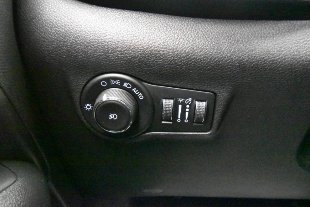 2022 Jeep Compass, Red, Mileage: 28,732 - photo 27