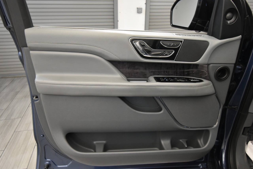 2018 Lincoln Navigator Reserve 4x4 4dr SUV, Blue, Mileage: 77,380 - photo 11