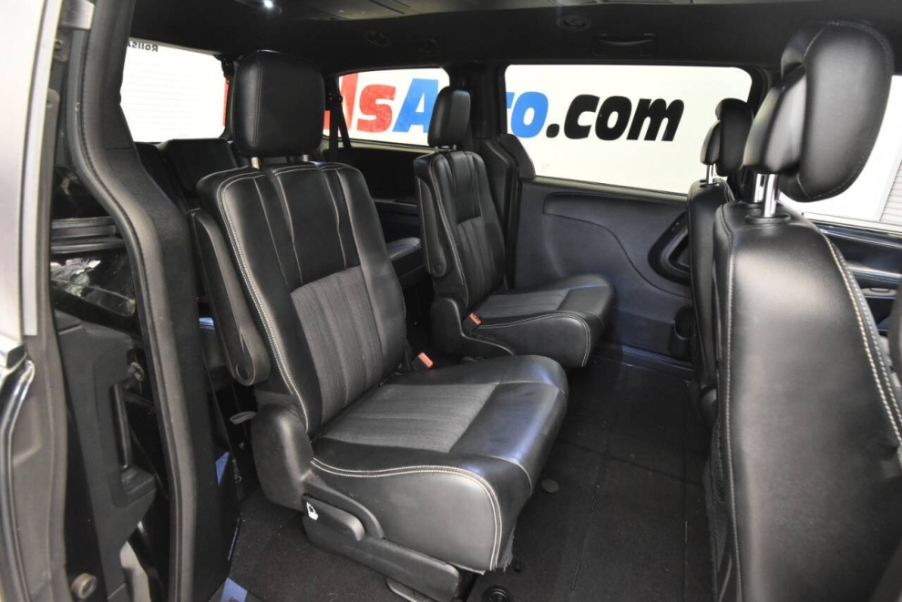 2016 Chrysler Town and Country S 4dr Mini Van, Negro, Mileage: 116,241 - photo 15