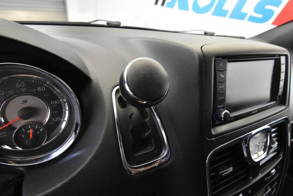 2016 Chrysler Town and Country S 4dr Mini Van, Negro, Mileage: 116,241 - photo 18