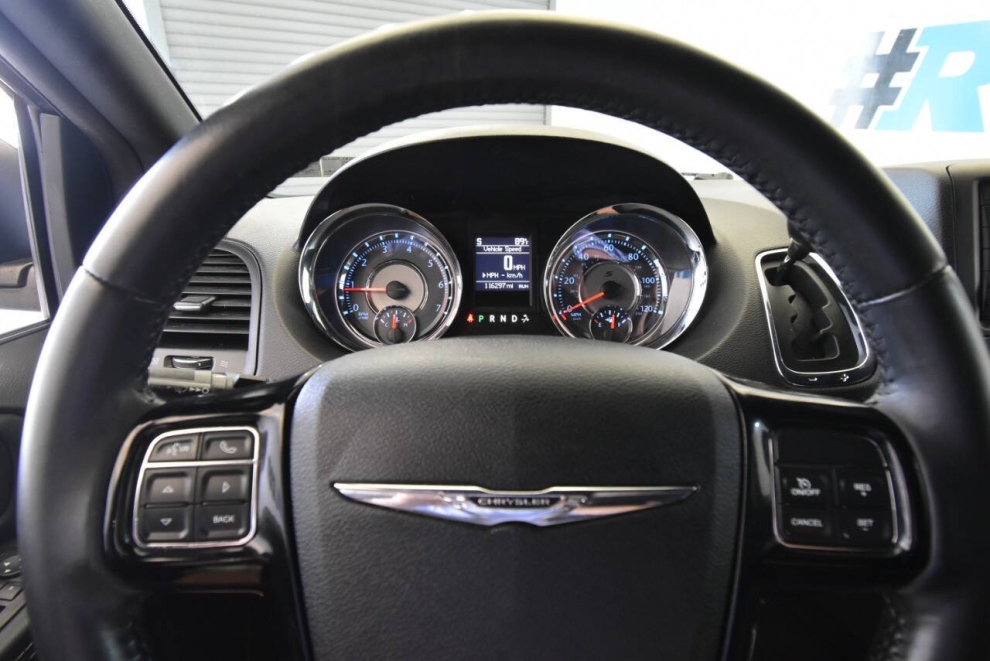 2016 Chrysler Town and Country S 4dr Mini Van, Negro, Mileage: 116,241 - photo 22