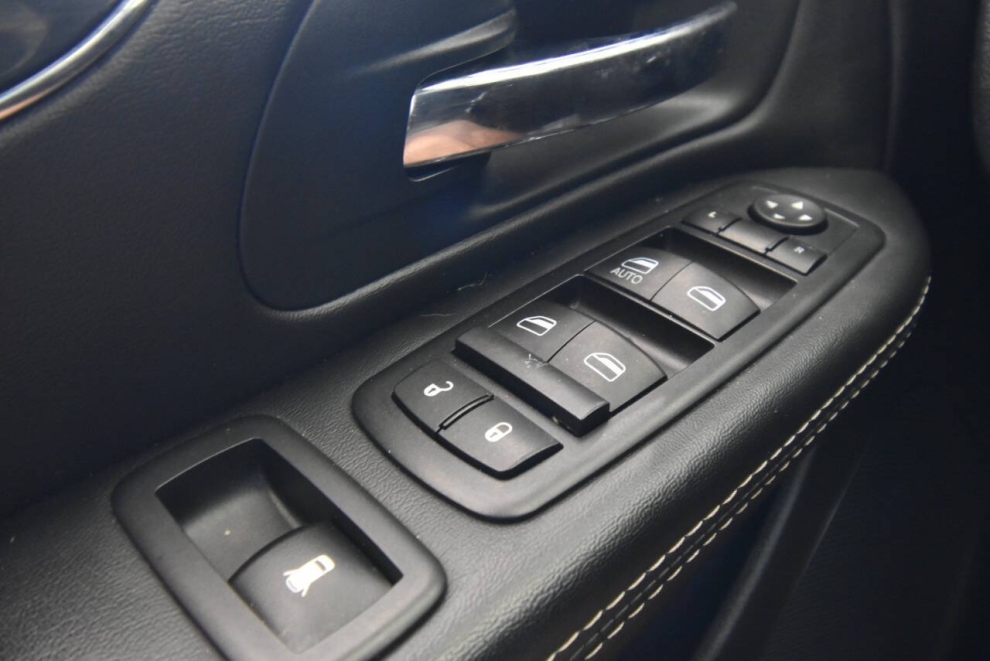 2016 Chrysler Town and Country S 4dr Mini Van, Negro, Mileage: 116,241 - photo 27