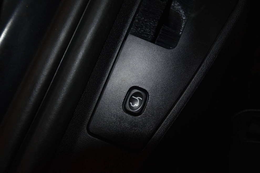 2016 Chrysler Town and Country S 4dr Mini Van, Negro, Mileage: 116,241 - photo 31