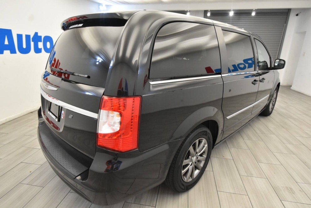 2016 Chrysler Town and Country S 4dr Mini Van, Negro, Mileage: 116,241 - photo 4