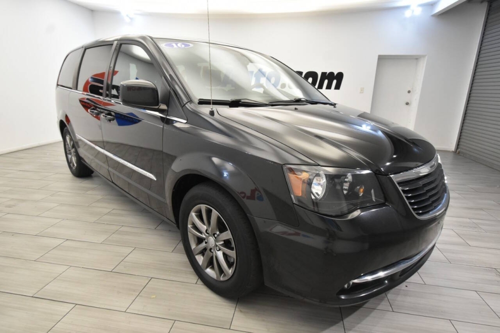 2016 Chrysler Town and Country S 4dr Mini Van, Negro, Mileage: 116,241 - photo 6