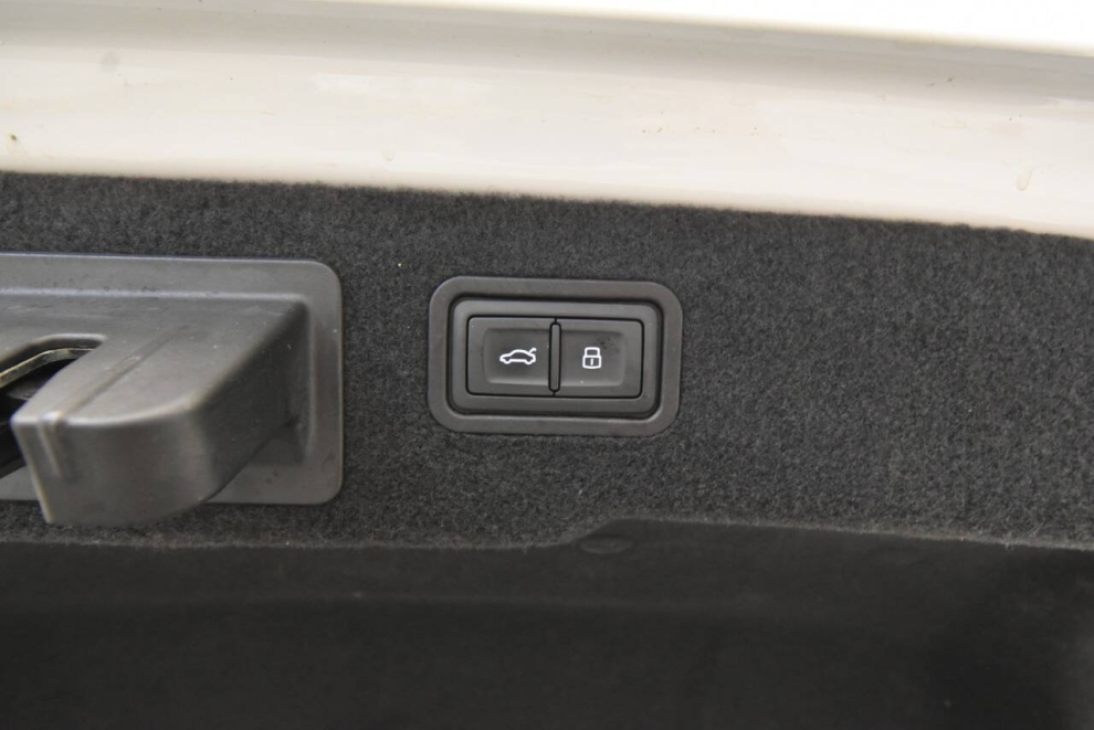 2019 Audi A8 L quattro 55 TFSI AWD 4dr Sedan, White, Mileage: 98,200 - photo 35