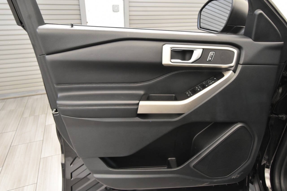 2022 Ford Explorer XLT AWD 4dr SUV, Black, Mileage: 95,525 - photo 11