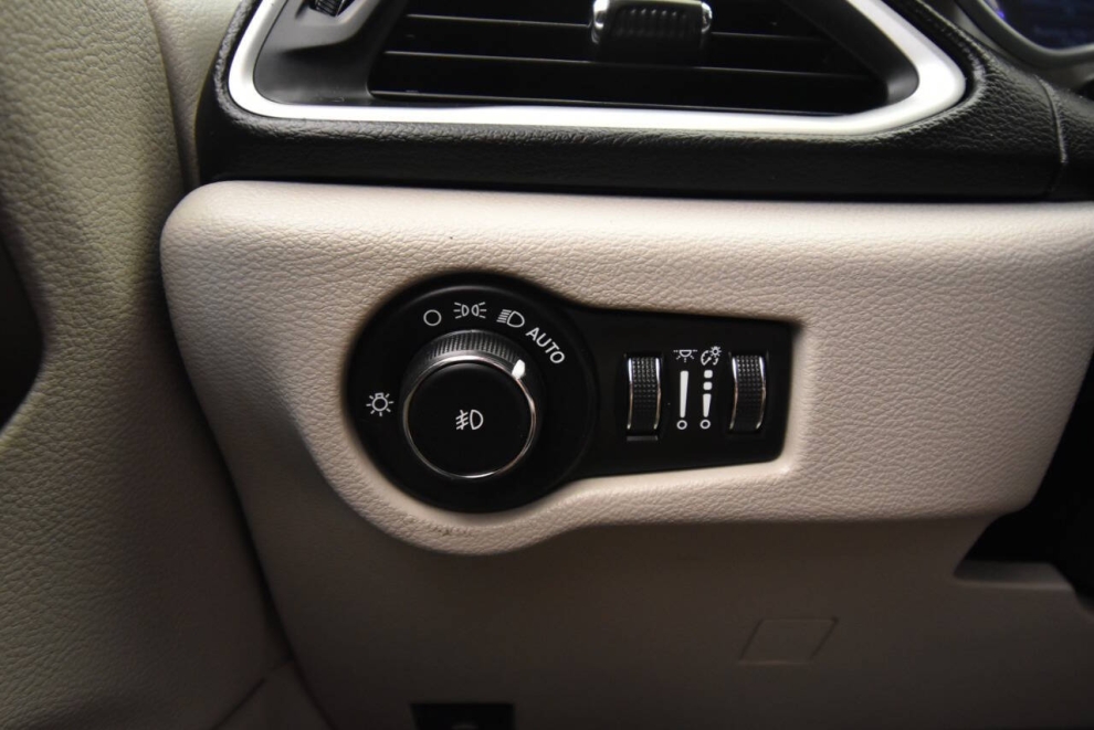 2023 Chrysler Pacifica Touring L AWD 4dr Mini Van, White, Mileage: 102,147 - photo 26