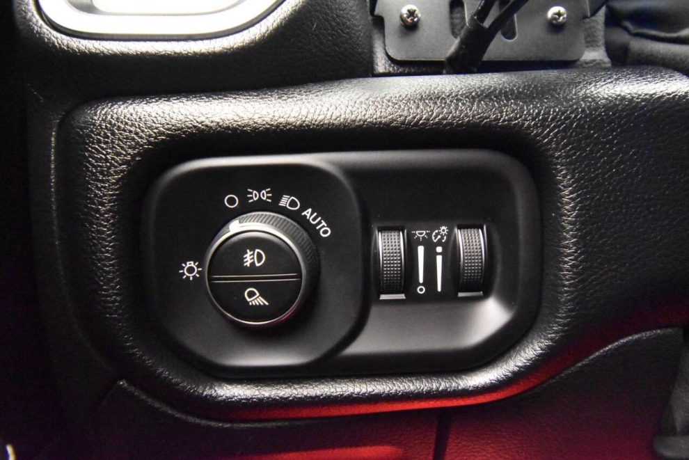 2021 RAM 1500 Laramie 4x4 4dr Crew Cab 5.6 ft. SB Pickup, Red, Mileage: 61,328 - photo 31