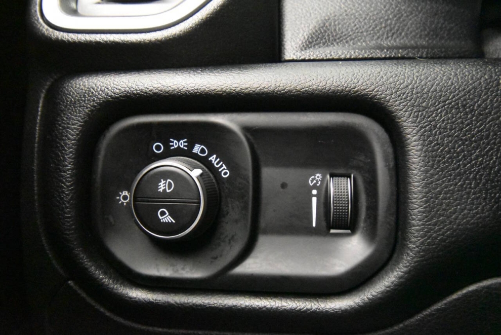 2021 RAM 1500 Big Horn 4x4 4dr Crew Cab 5.6 ft. SB Pickup, Black, Mileage: 73,944 - photo 27