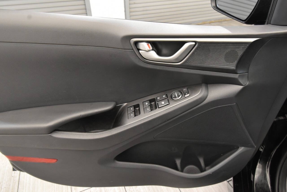 2020 Hyundai Ioniq Electric SE 4dr Hatchback, Black, Mileage: 35,696 - photo 12
