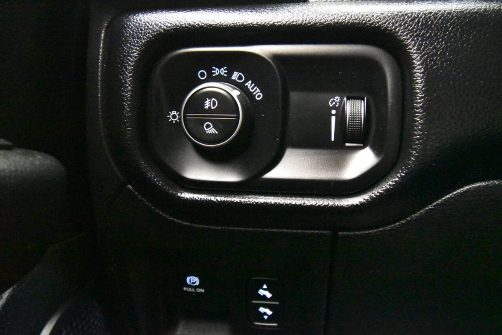 2020 RAM 1500 Big Horn 4x4 4dr Crew Cab 5.6 ft. SB Pickup, White, Mileage: 47,983 - photo 27