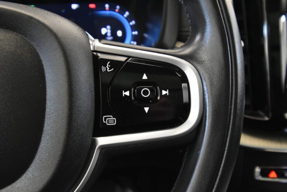 2022 Volvo XC60 B5 Inscription AWD 4dr SUV, Gray, Mileage: 61,097 - photo 25