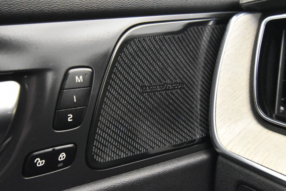 2022 Volvo XC60 B5 Inscription AWD 4dr SUV, Gray, Mileage: 61,097 - photo 28