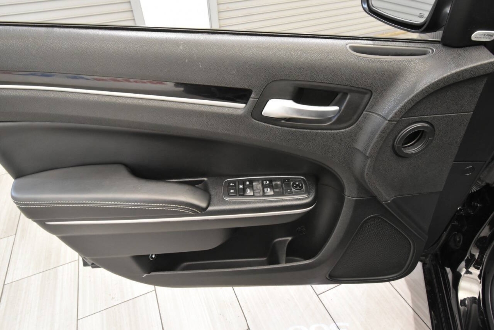 2019 Chrysler 300 S AWD 4dr Sedan, Black, Mileage: 70,449 - photo 12