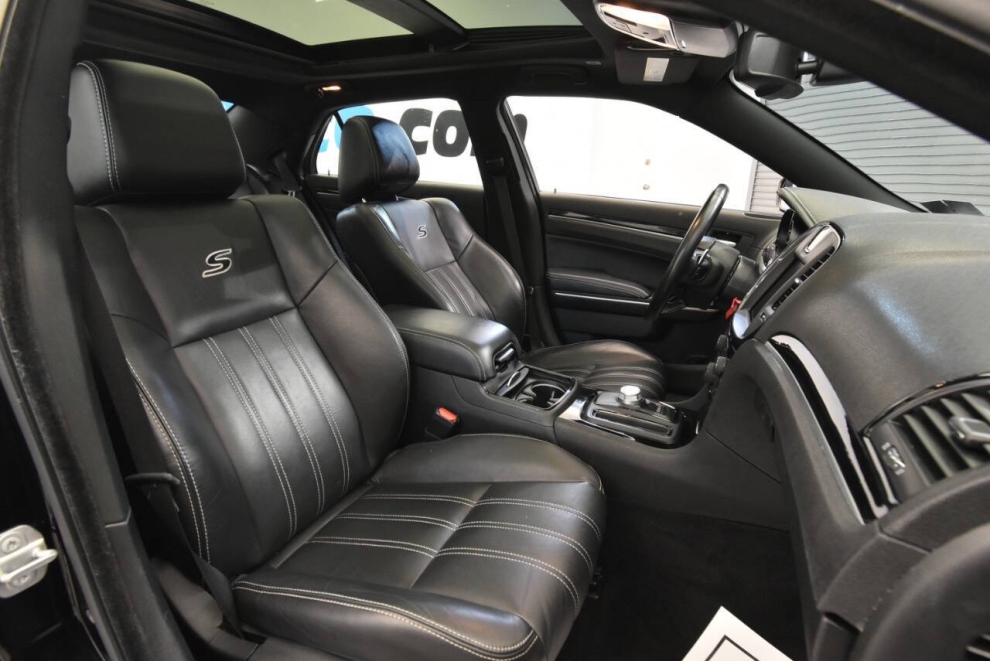 2019 Chrysler 300 S AWD 4dr Sedan, Black, Mileage: 70,449 - photo 14