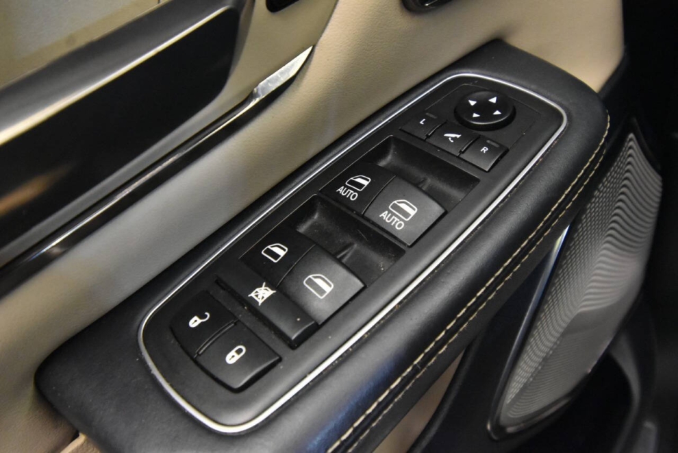 2019 RAM 1500 Limited 4x4 4dr Crew Cab 5.6 ft. SB Pickup, Blanco, Mileage: 87,838 - photo 32