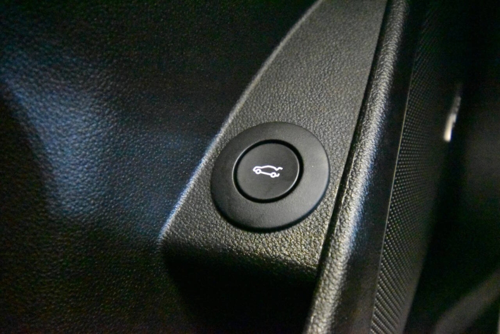 2017 Buick LaCrosse Essence 4dr Sedan, Black, Mileage: 87,566 - photo 31