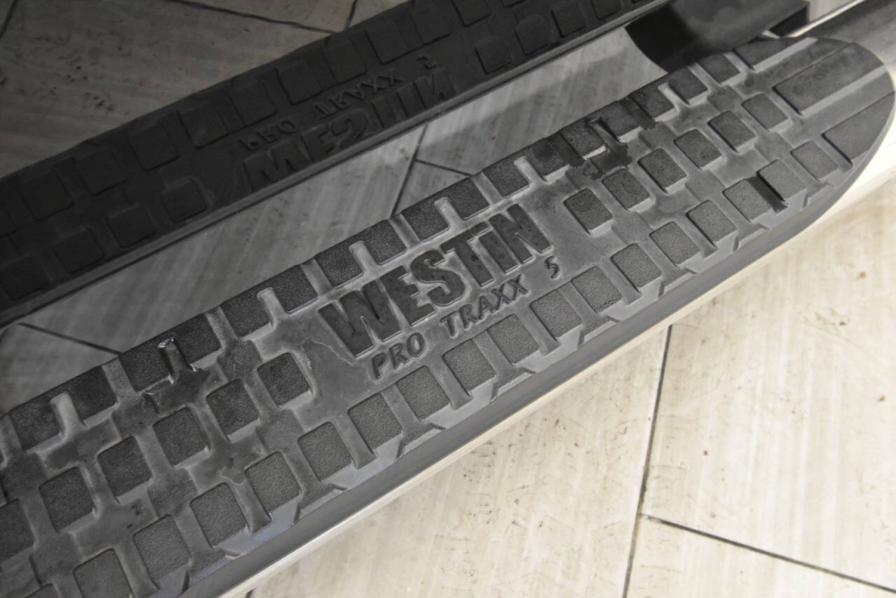 2020 RAM 1500 Big Horn 4x4 4dr Crew Cab 5.6 ft. SB Pickup, Black, Mileage: 80,226 - photo 17