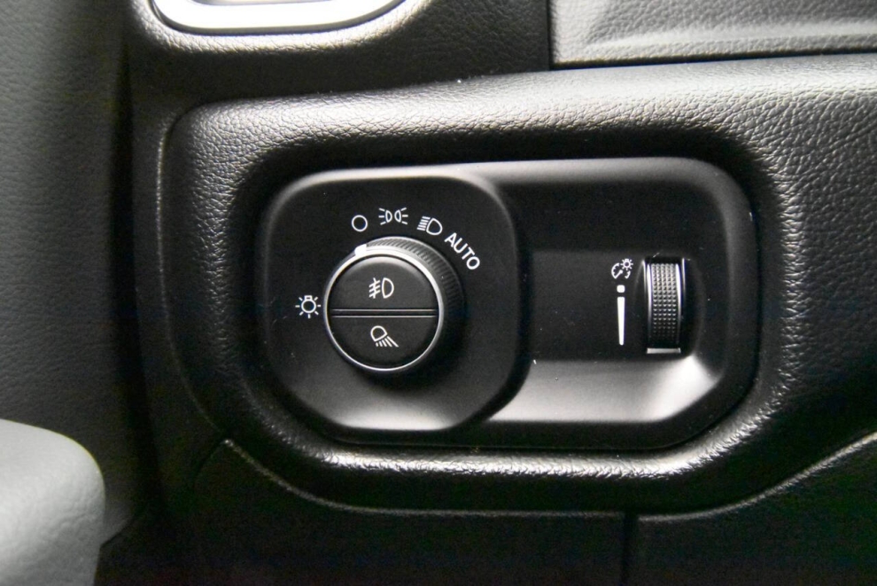 2020 RAM 1500 Big Horn 4x4 4dr Crew Cab 5.6 ft. SB Pickup, Black, Mileage: 80,226 - photo 27