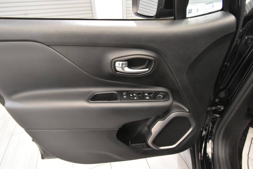 2020 Jeep Renegade Altitude 4x4 4dr SUV, Black, Mileage: 69,908 - photo 12