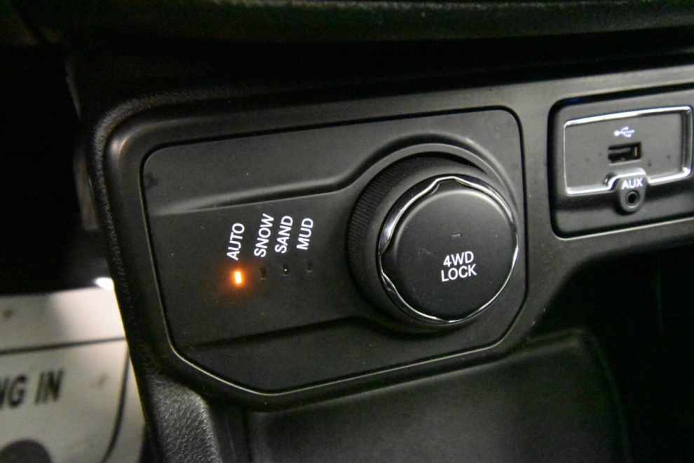 2020 Jeep Renegade Altitude 4x4 4dr SUV, Black, Mileage: 69,908 - photo 19